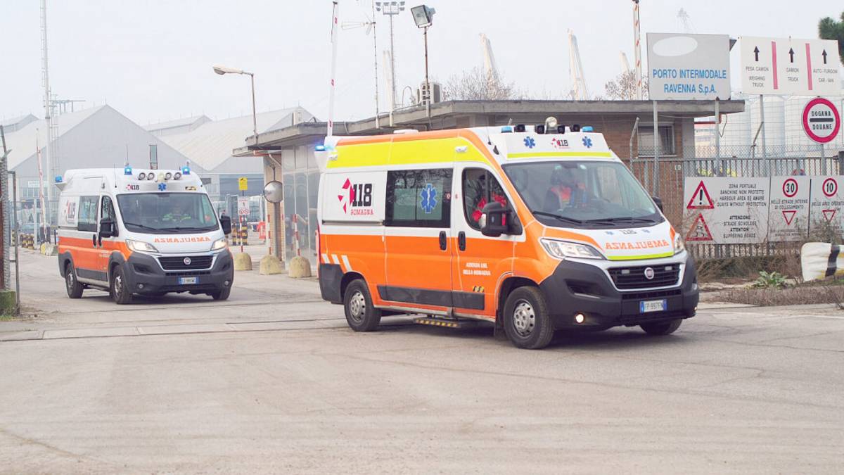 Cade da tre metri mentre lavora, attimi di paura a Ravenna