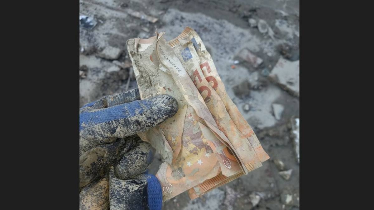 Forlì, la dignità di una signora che ha perso tutto: Quei soldi trovati tra il fango non sono miei, io non li voglio