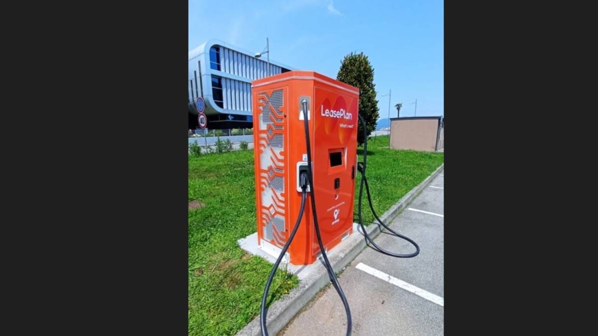Lugo, ecco la colonnina elettrica che ricarica l'auto in 30 minuti