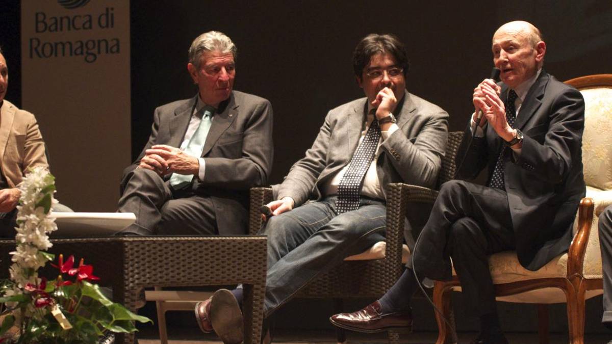 Giancarlo Ferretti, a destra, insieme a Felice Gimondi e al giornalista Auro Bulbarelli a Lugo alla presentazione della sua biografia (foto Massimo Fiorentini)