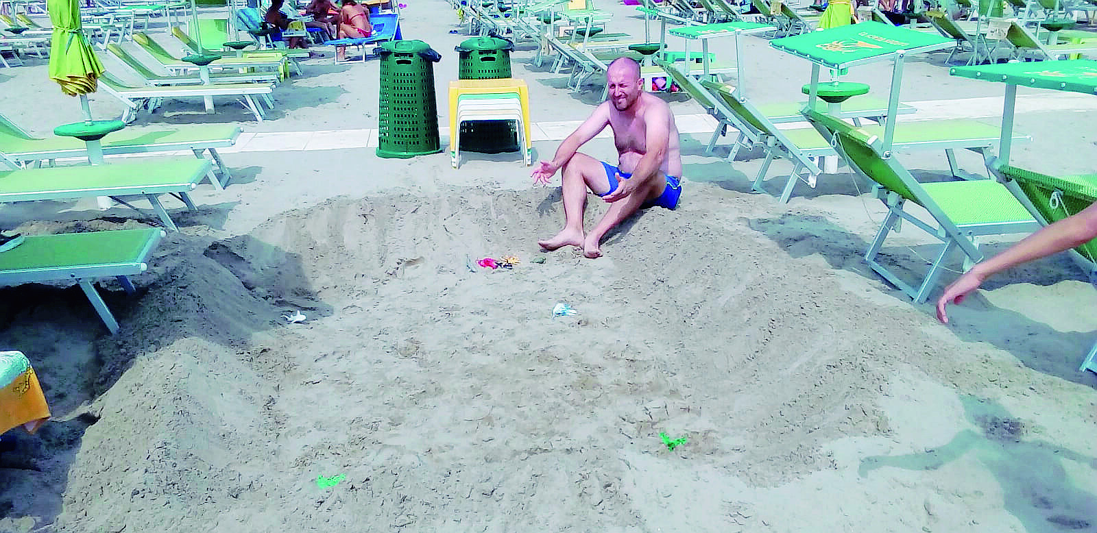 Misano, turista scava maxi buche in spiaggia. Bagnino chiama i vigili