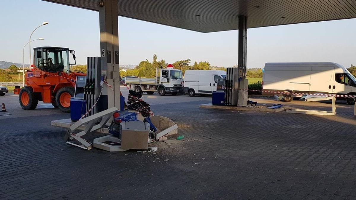 San Giovanni, ladri con la ruspa abbattono la colonnina del self Q8