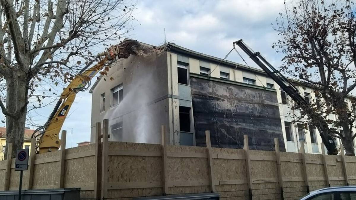 Rimini. Scuola Ferrari, partita la demolizione del vecchio edificio