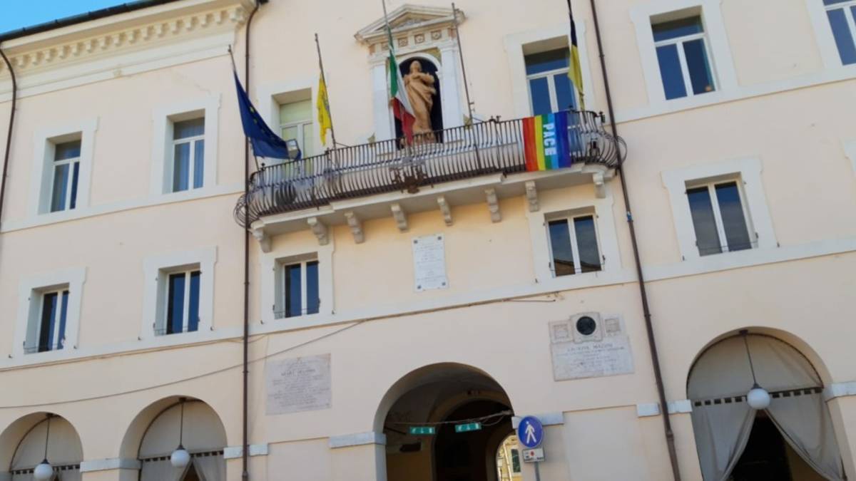 Guerra in Ucraina, la bandiera della pace esposta in Comune a Cervia