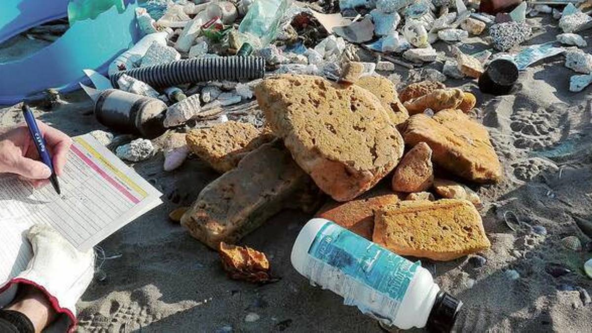 Ravenna, un mare di rifiuti di plastica alla foce dei Fiumi uniti