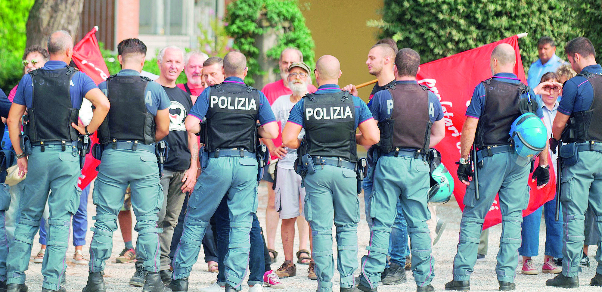 Ravenna, tensioni e proteste ai cortei per Muti e Ponte dei Martiri