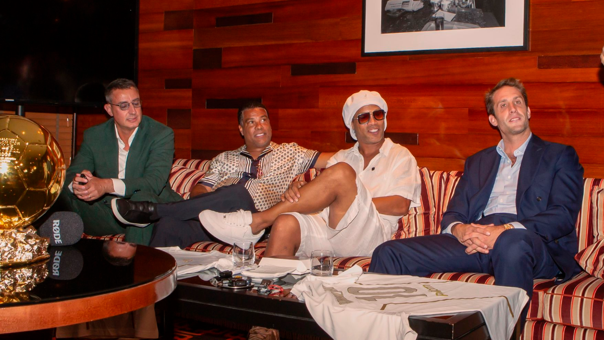 Da sinistra Lorenzo Tonetti, responsabile delle relazioni del Ravenna, Roberto de Assis Moreira, fratello e agente di Ronaldinho, seduto al suo fianco, e il presidente del Ravenna Fc Ignazio Cipriani