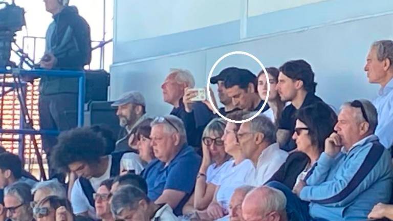 Sergio Floccari (cerchiato) in tribuna a Carrara