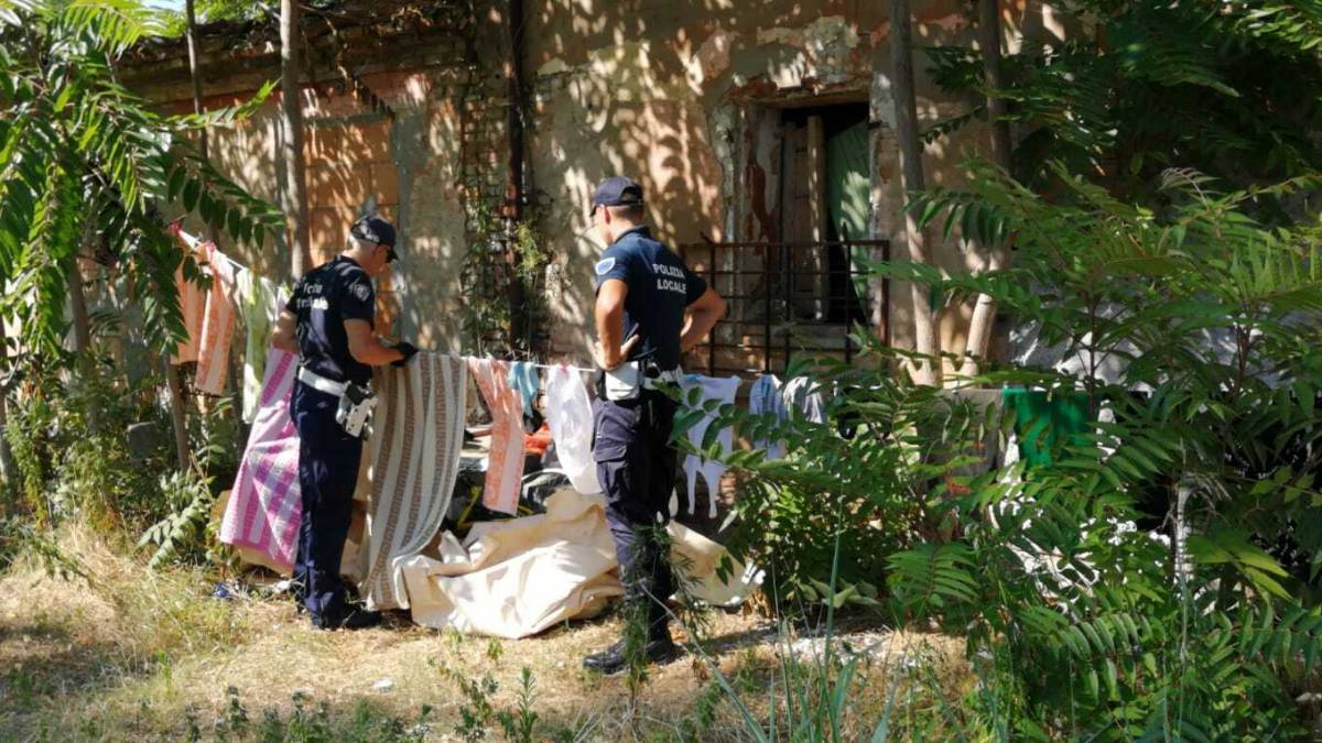Rimini, vigili e poliziotti sgomberano gli accampamenti abusivi