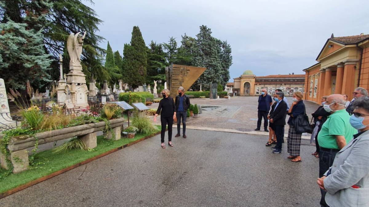 Rimini. L'abbraccio degli amici cari alla tomba di Sergio Zavoli