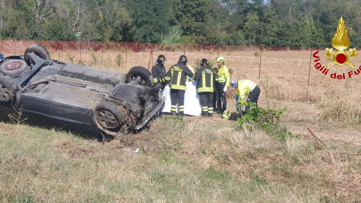 Imola, tamponamento in A14: auto cappottata fuori strada, tre feriti