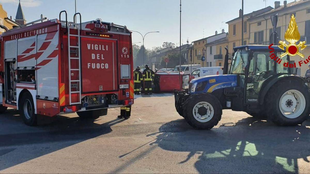 Forlì. Scontro con trattore in viale Bidente, auto si ribalta