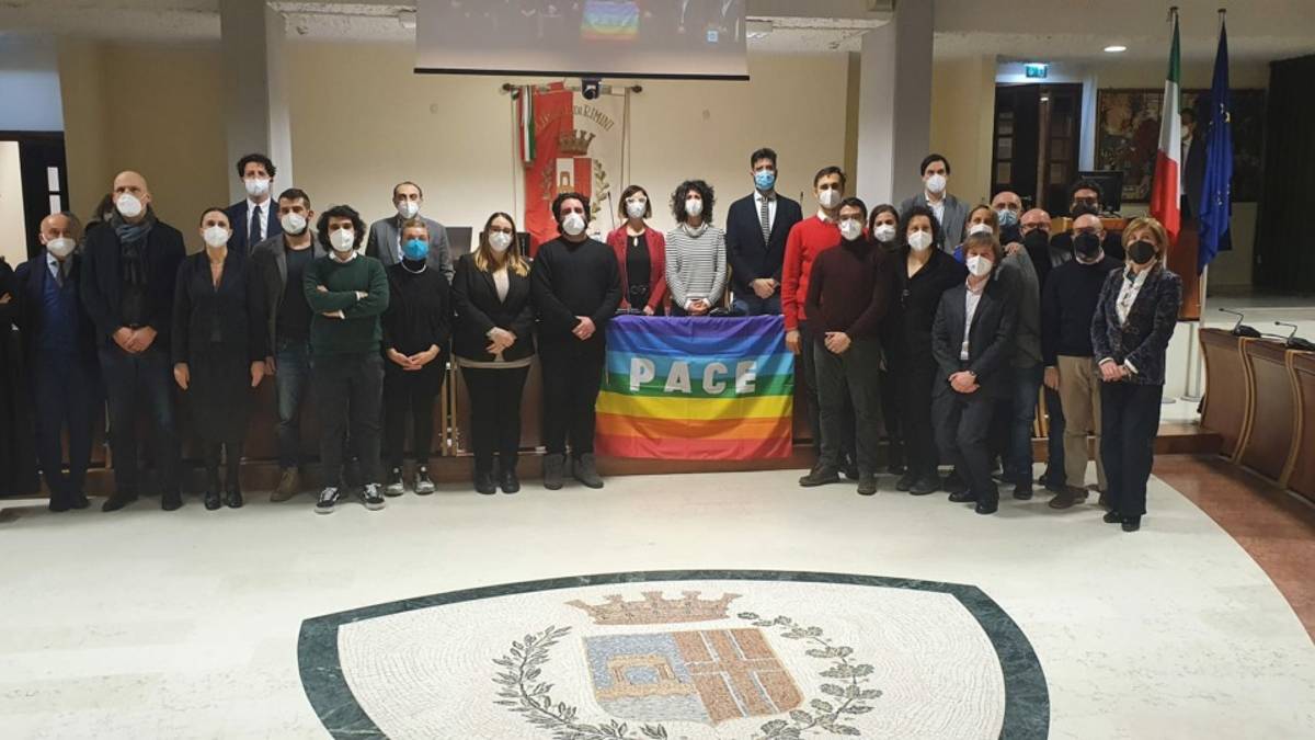 Guerra in Ucraina: bandiera della pace in consiglio comunale a Rimini