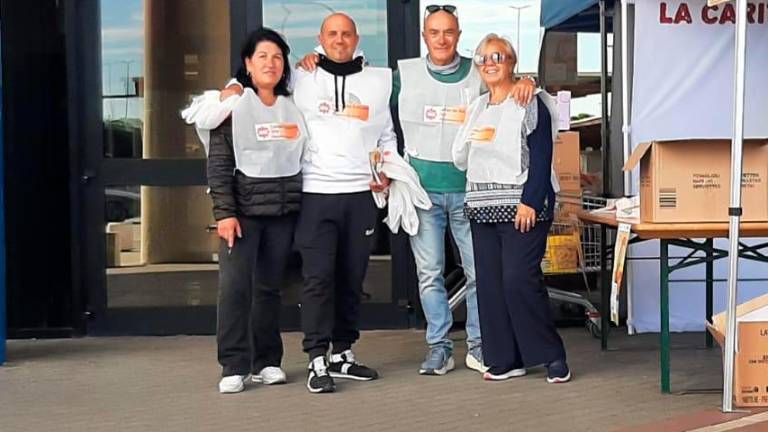 Il presidente della Consulta del quartiere Capanni Luca Maggioli insieme ad alcuni volontari durante la raccolta di settembre