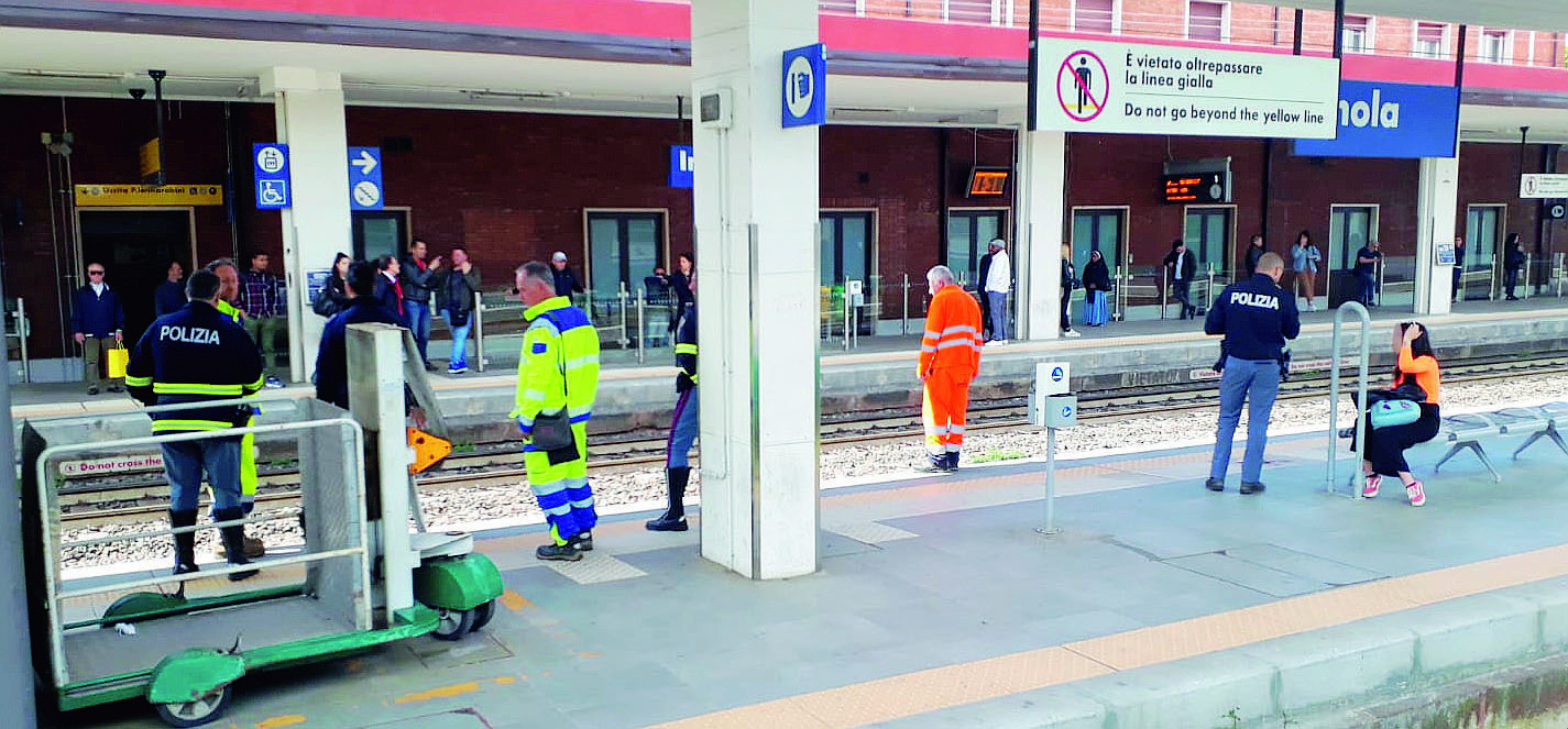 Treno sfreccia in stazione a Imola, 22enne colpito alla testa da un oggetto