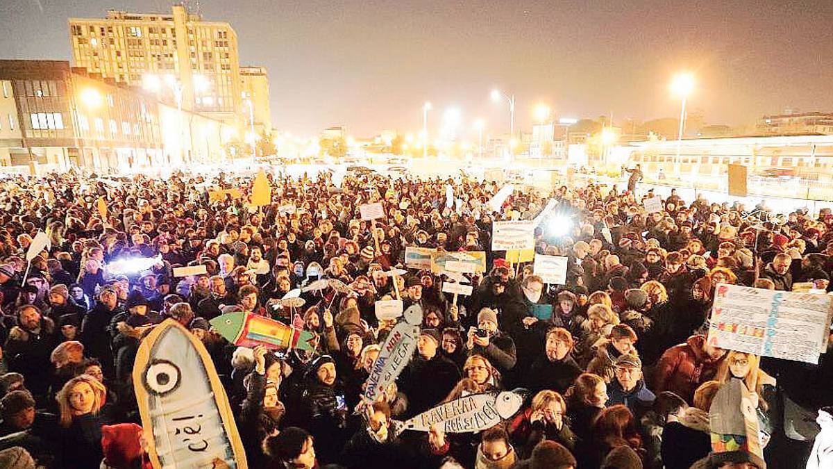 Ravenna, le sardine “rubano” il Papeete a Salvini per chiudere la campagna elettorale