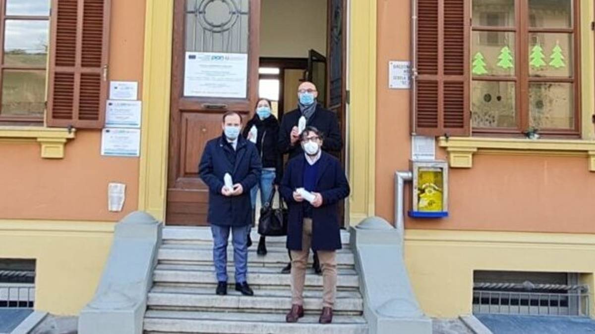 Meldola, ecco le borracce alla scuola elementare De Amicis