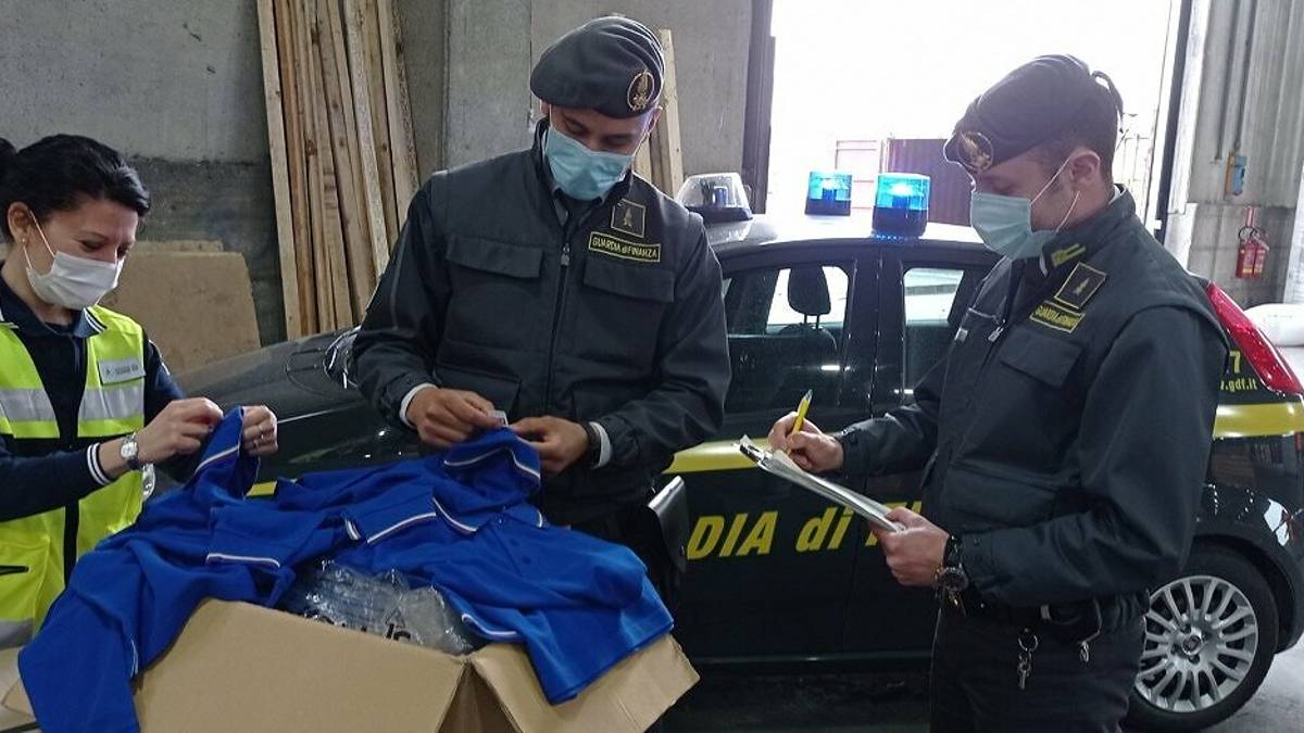 Ravenna, sequestrate 10.250 polo taroccate: nei guai un'azienda di Cesena