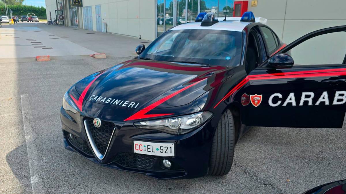 Ravenna, ladri scoperti al centro commerciale, uno aggredisce i carabinieri