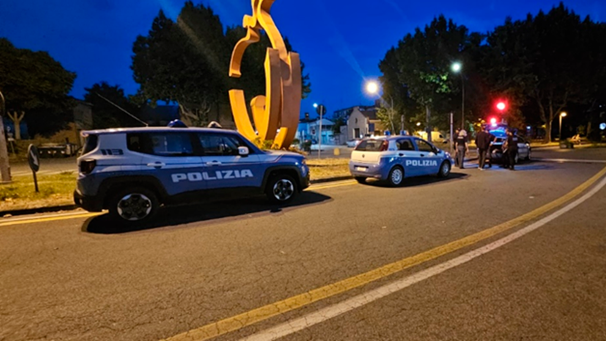 Milano Marittima. Senza patente, fugge in auto lungo la via pedonale degli street bar