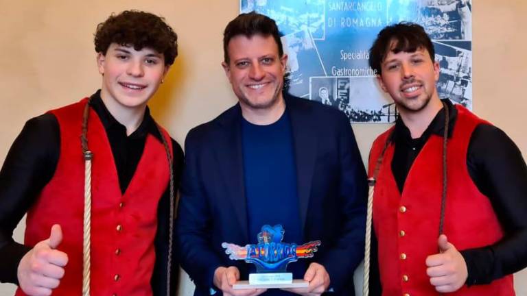 Yuri Mengoni, il sindaco Filippo Sacchetti e Mattia Mengoni