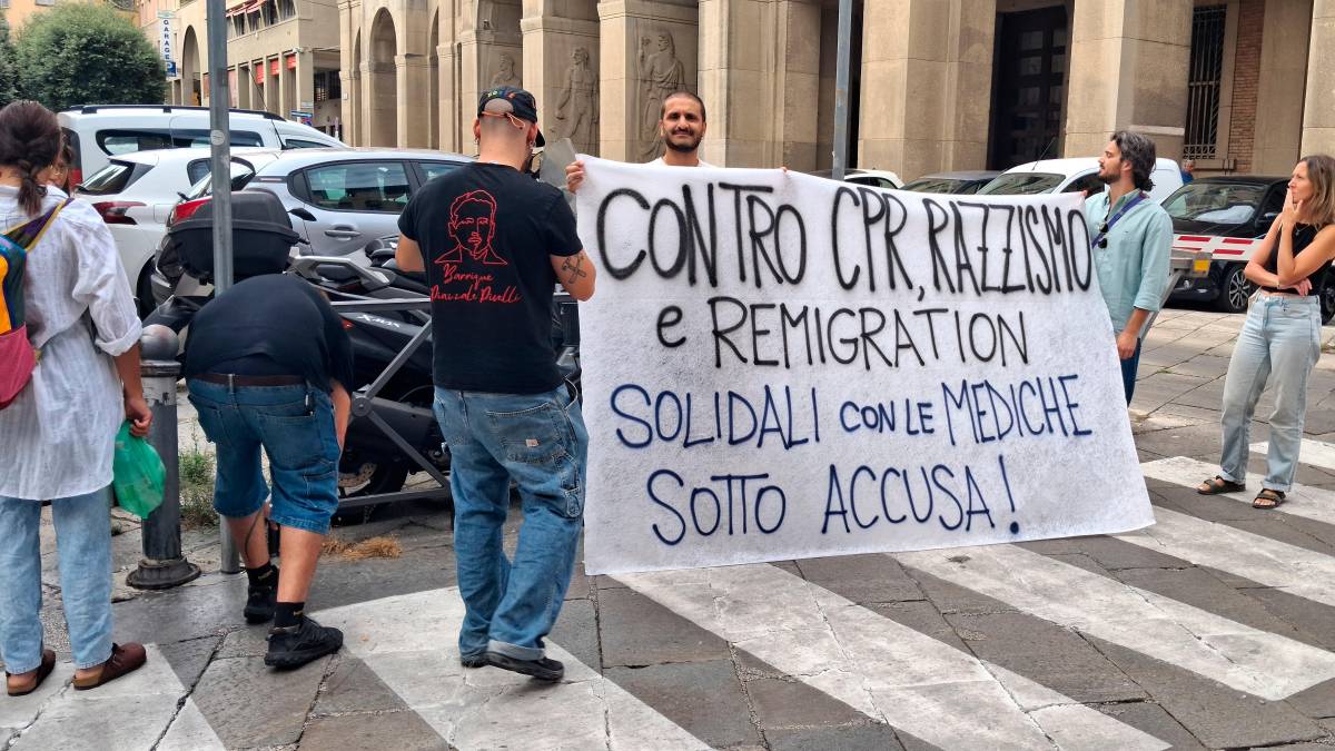 Inchiesta Cpr e medici perquisiti: presidio di protesta in Questura a Bologna
