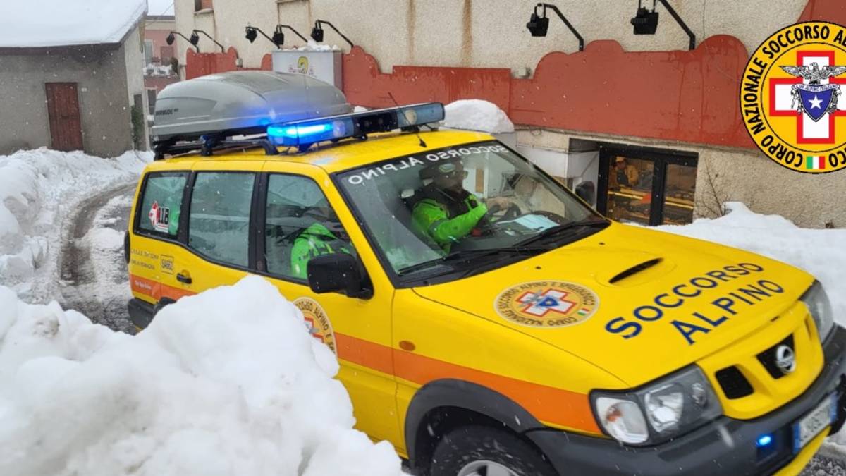 Ambulanza bloccata dalla neve: una donna di 95 anni sulla Jeep del soccorso alpino a Cigno di Civitella