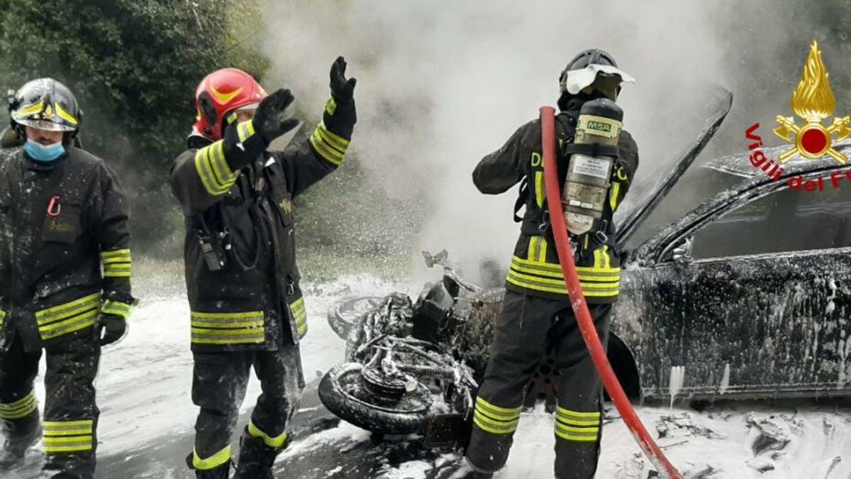 Casalfiumanese, dopo il frontale scoppia l'incendio VIDEO