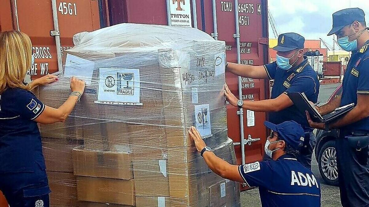 Ravenna, bloccati 588 motori elettrici non in regola al porto: multa per una società forlivese