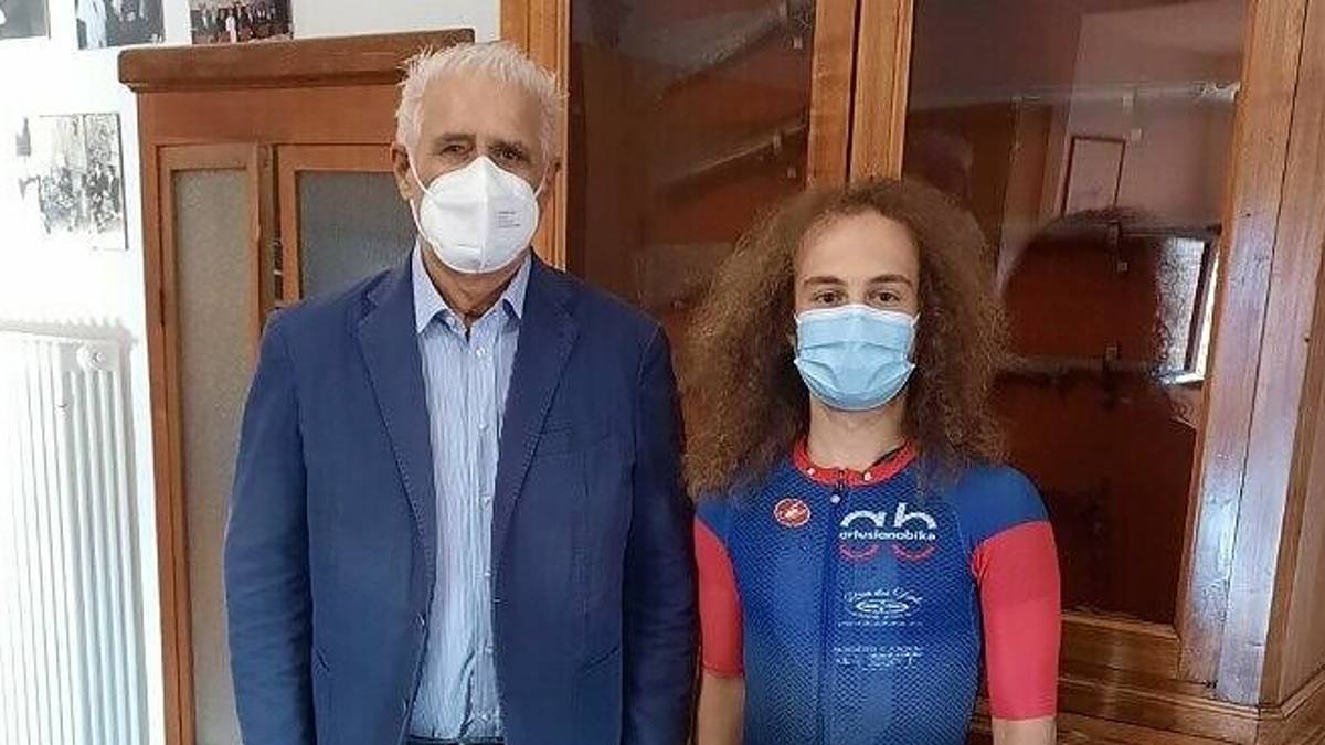 Scala per 66 volte di fila la collina di Bertinoro: Forlimpopoli premia il super-atleta Lorenzo Mazzi