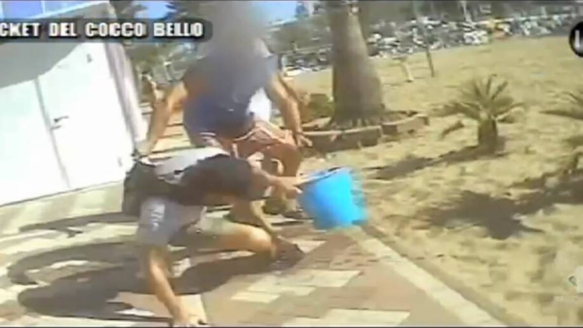 Racket del cocco, l'aggressione all'inviato delle Iene / Foto