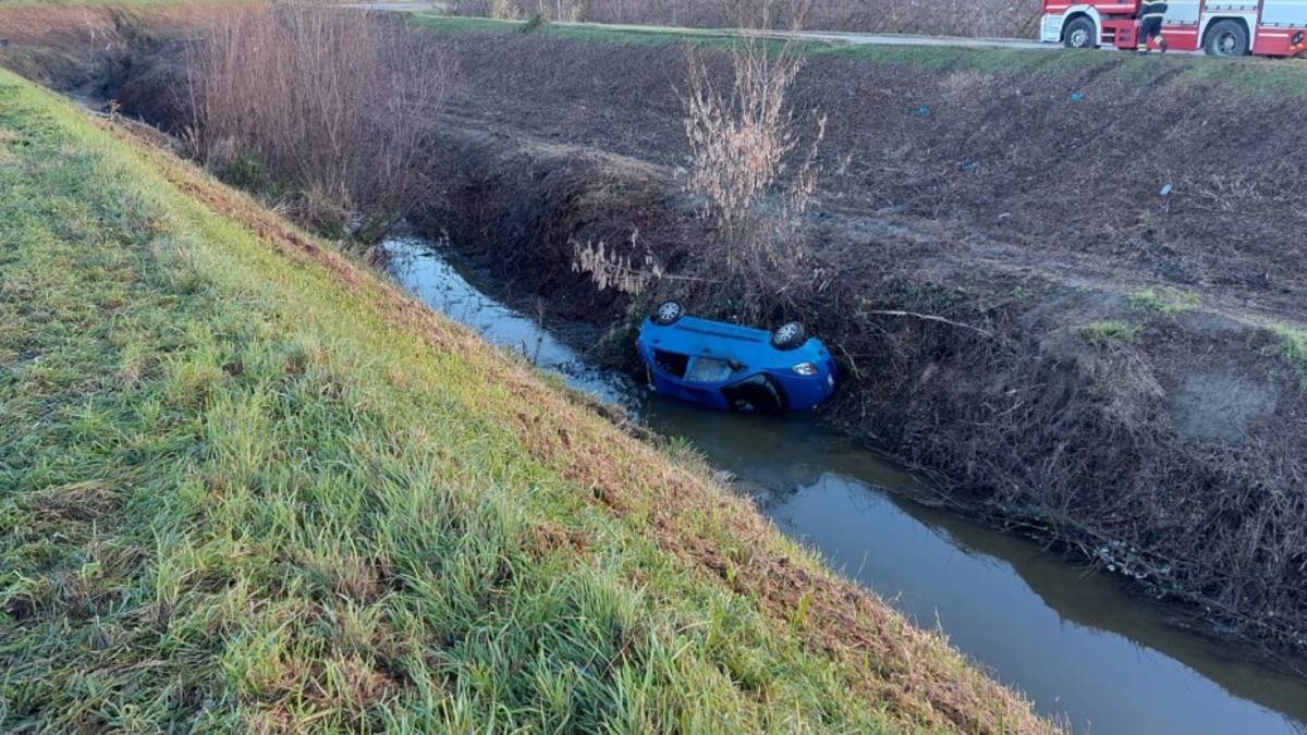 Incidente a Gatteo, auto in bilico sull'argine del fiume recuperata dai Vigili del fuoco