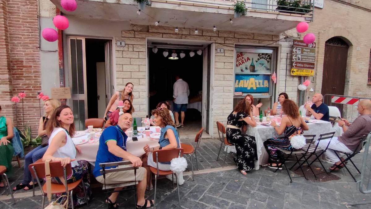 Sogliano, il vecchio bar riapre per un giorno dopo 23 anni, tra tombole, storica insegna e lacrime