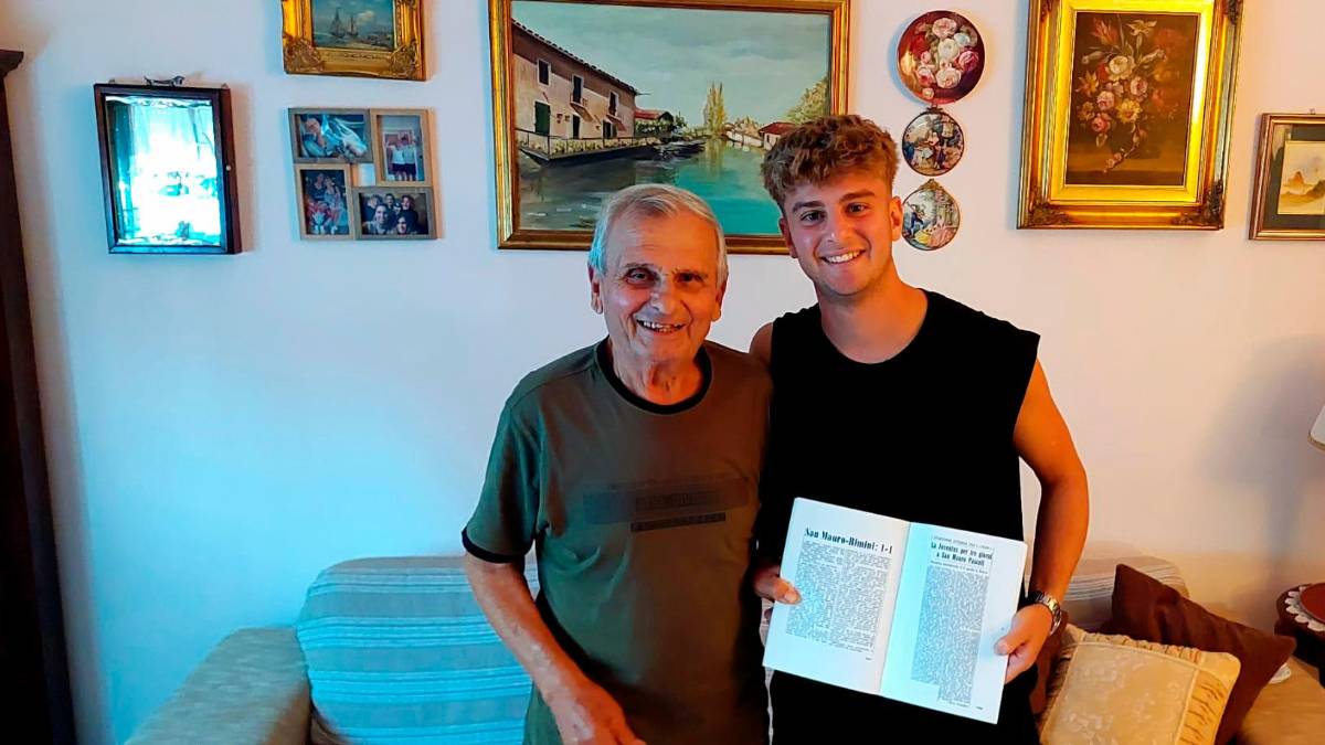 Ettore Paglierani ed Alessandro Carlini con gli articoli del 1956