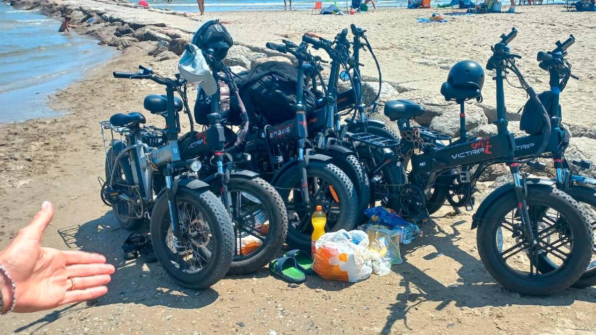 Bici elettriche parcheggiate in spiaggia. Maxi multa a Punta Marina
