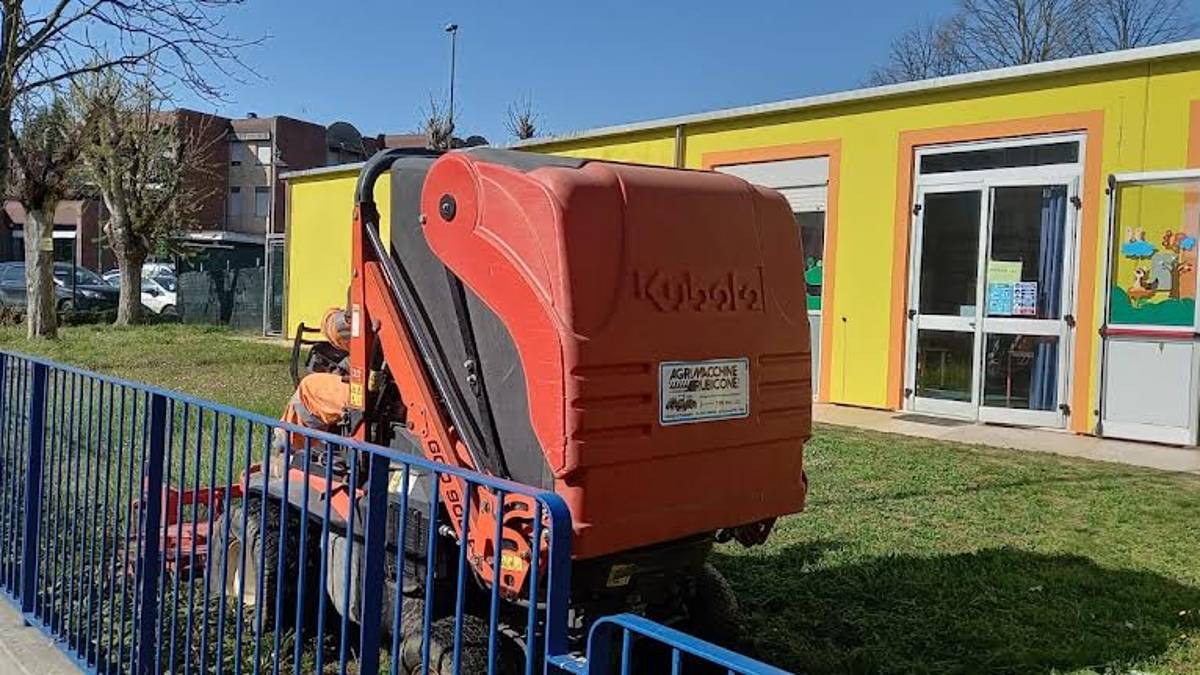 Coriano, operai al lavoro per migliorare il verde davanti alle scuole
