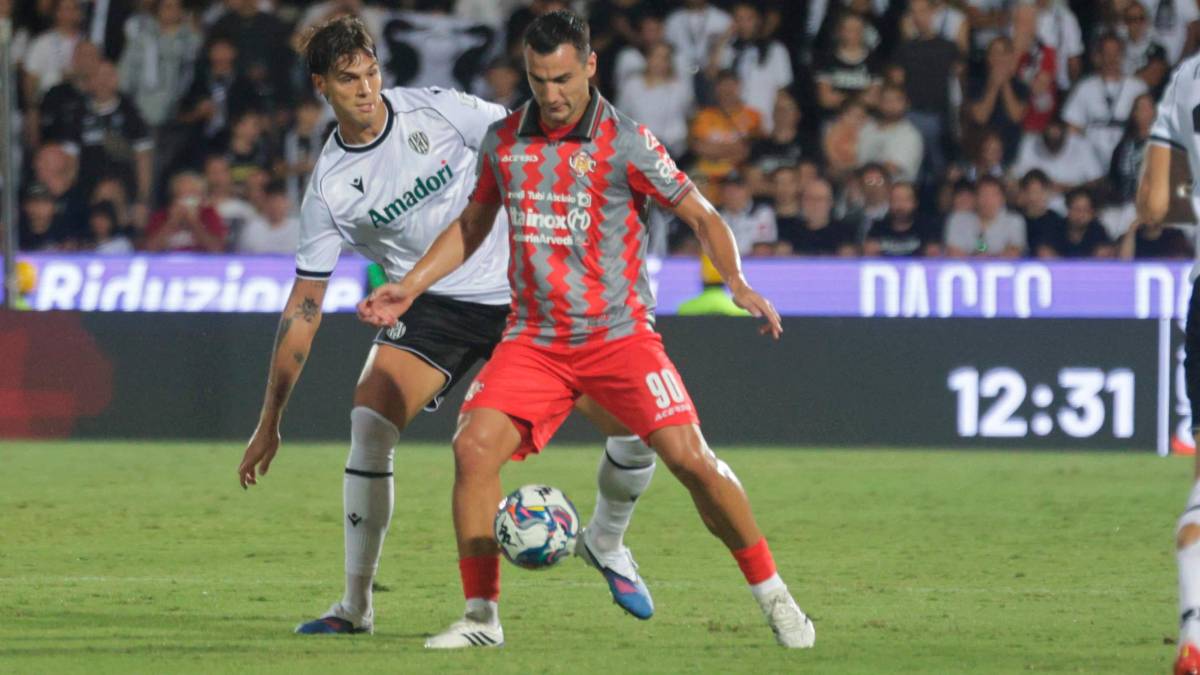 Jacopo Gelli contro Federico Bonazzoli nel match tra Cesena e Cremonese
