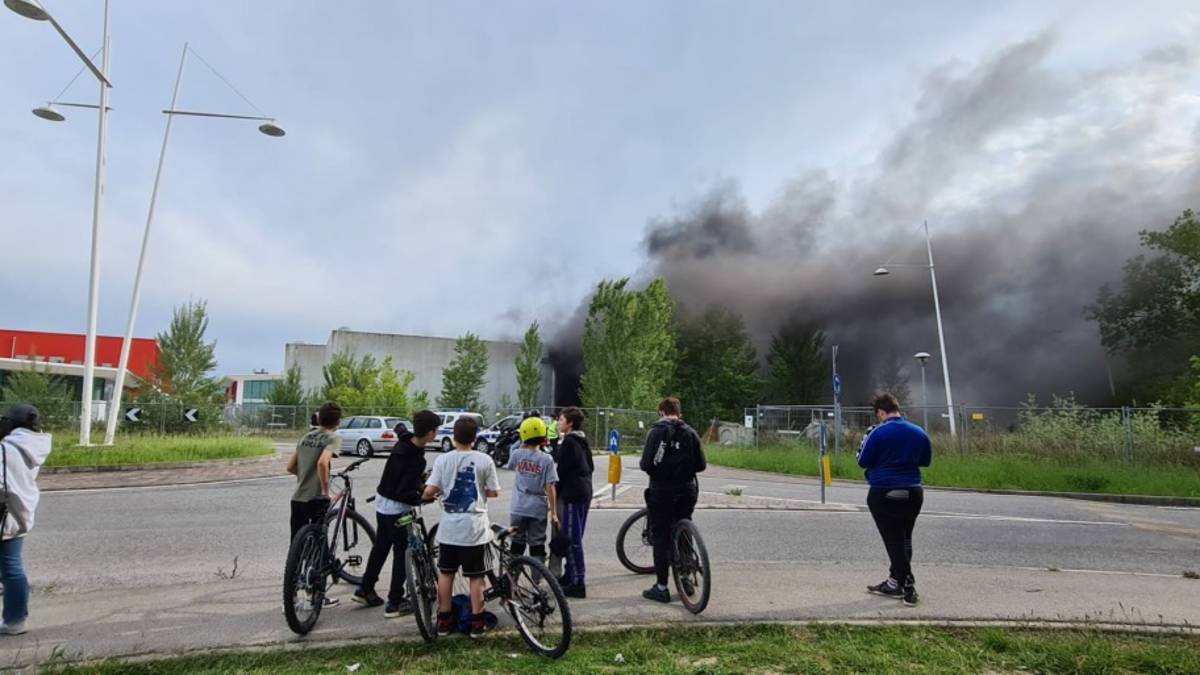 Cattolica, spaventoso incendio nelle sale cinematografiche del Vgs