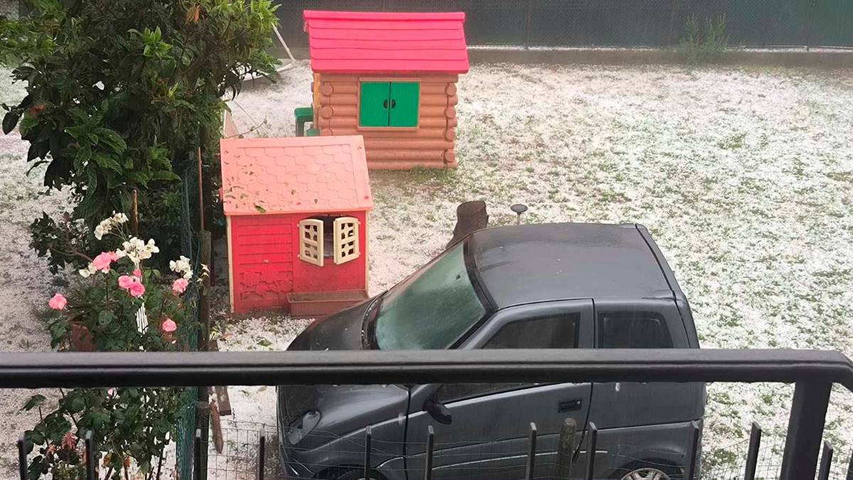 La grandinata di oggi a Villa Prati di Bagnacavallo (foto Emilia-Romagna meteo)