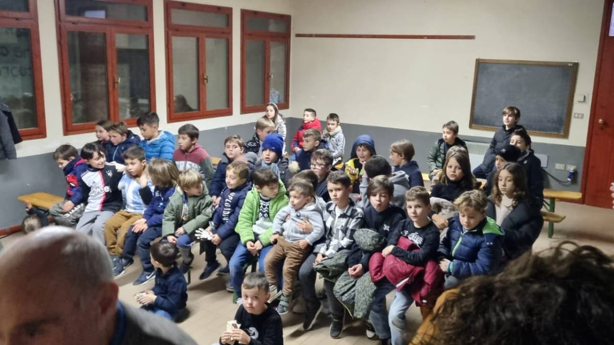 Cesena, i giovani calciatori del Ponte Pietra fanno festa insieme a... Messi e Mbappè