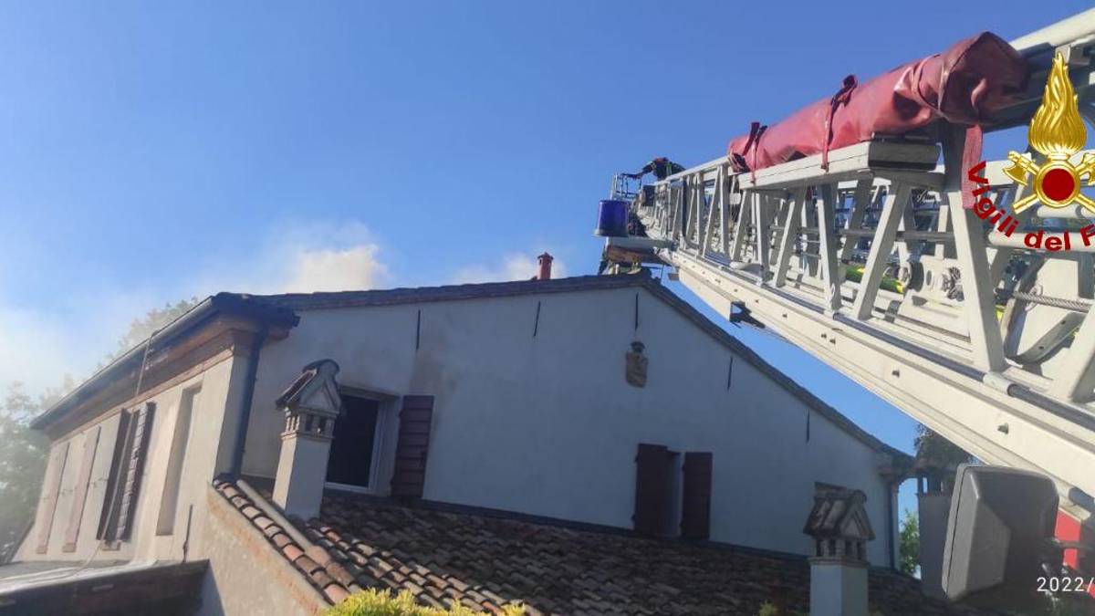 Forlimpopoli, incendio nel tetto di un appartamento
