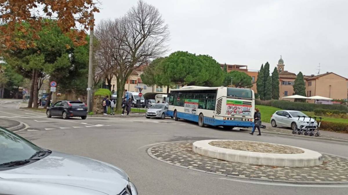 Rimini. Incidente con autobus: traffico in tilt all'Arco d'Augusto