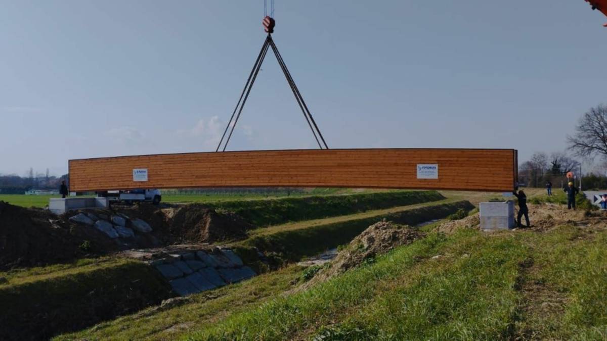 Cesenatico, ciclovia del Pisciatello, installata la seconda passerella