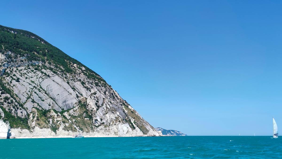 Navigazione a ridosso del Conero
