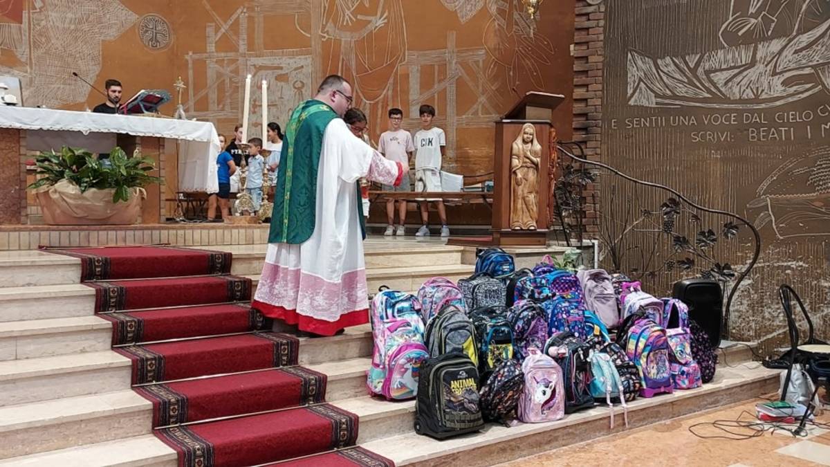 Cesena, parroco benedice gli zaini per la scuola: Ricominciare per i bambini è un trauma