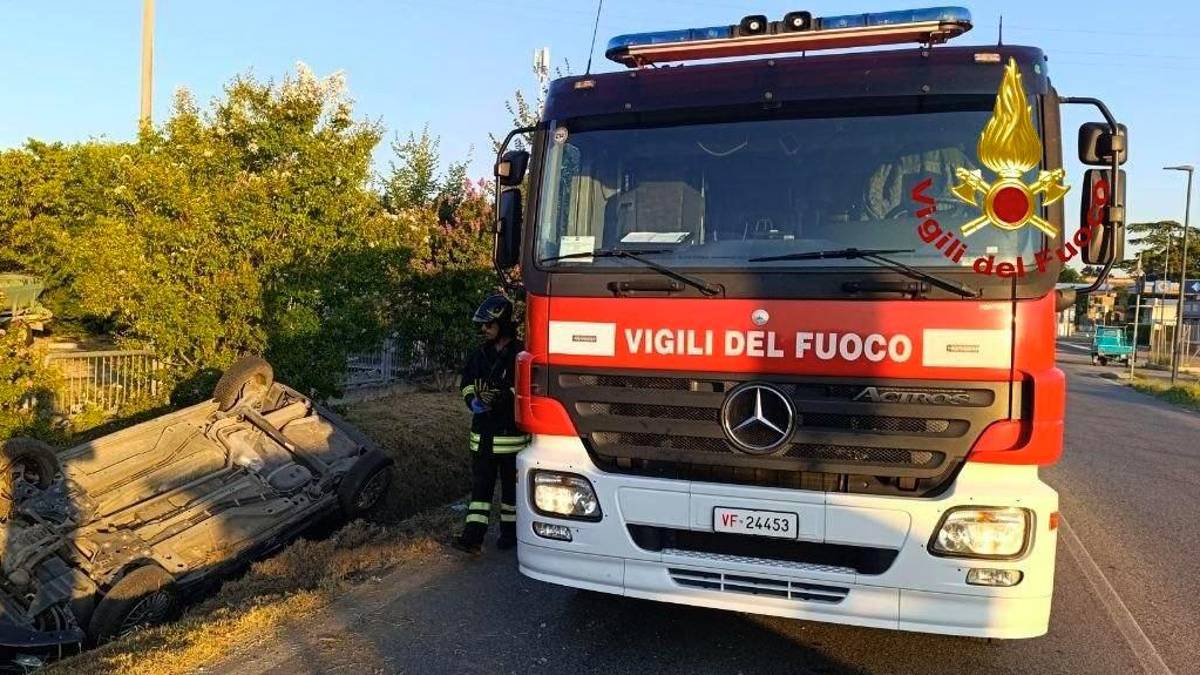 Forlimpopoli, sbanda e si ribalta nel fosso sulla via Emilia: un ferito all’alba