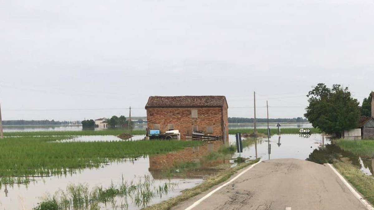 Maltempo, esondano alcuni canali, allagamenti verso Voltana