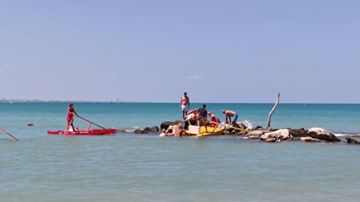 Donna di Perugia muore mentre fa il bagno a Cattolica, il corpo recuperato tra gli scogli