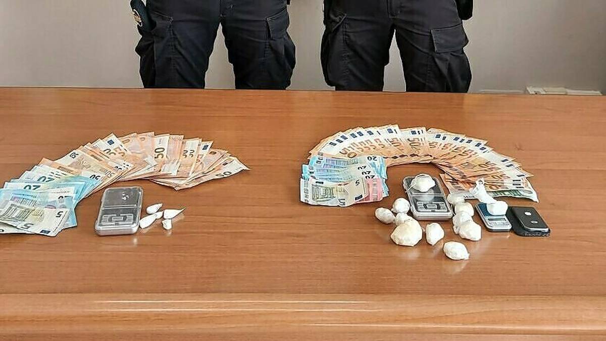 Milano Marittima, nascondeva la cocaina nella cabina di un bagno al mare di gran moda: arrestato