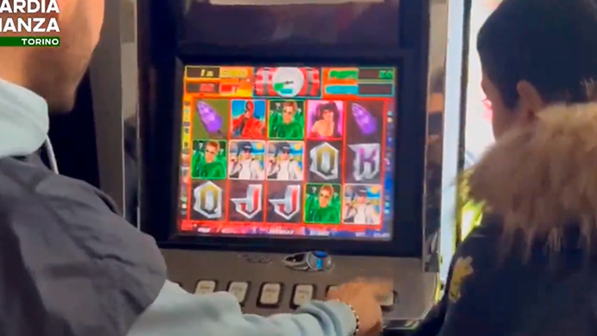 Anche a Cesena e Ravenna i video slot con immagini di Speedy Gonzales e della saga di Batman senza i diritti d’autore pagati: sequestri per 9,5 milioni in tutta Italia VIDEO